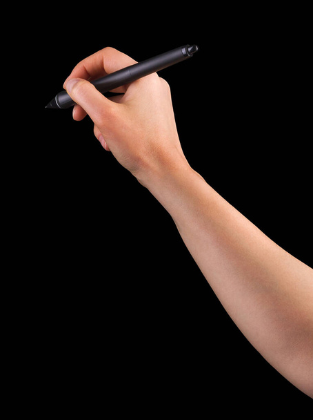 Mão segurando caneta gráfica digital e desenhando algo isolado em preto
 - Foto, Imagem