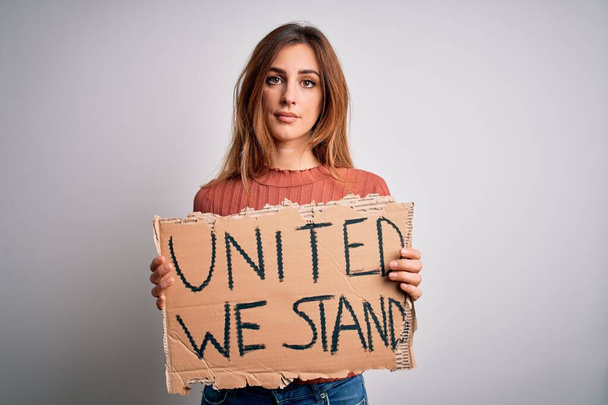 Jovem bela mulher morena com placard United estamos
 - Foto, Imagem