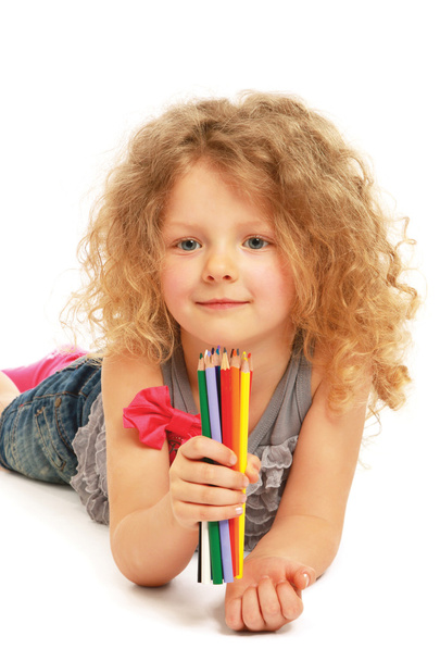 Happy little girl drawing with pencils - Foto, afbeelding