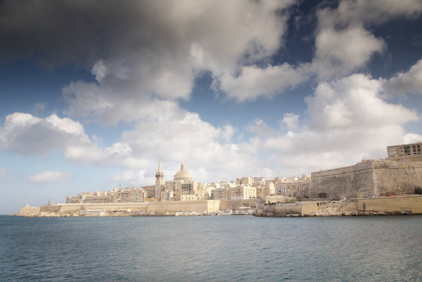 mirando al otro lado del puerto en la ciudad capital de valletta de Malta
 - Foto, Imagen