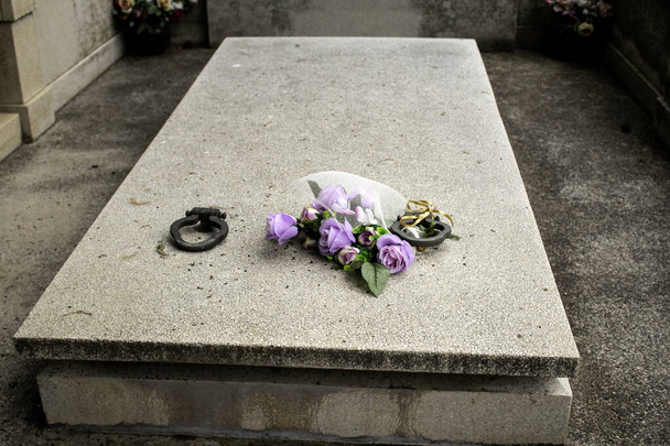 Cimitero con tombe in Spagna, simbolo religioso
 - Foto, immagini