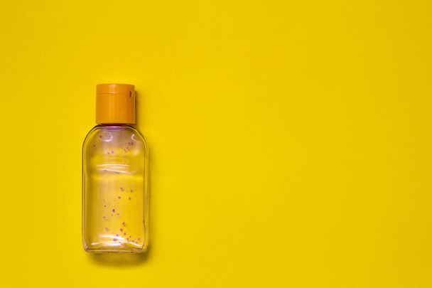 Antiseptic On yellow background, with pink granules - Foto, afbeelding