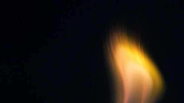 Makrofoto von Bonfire funks. Feuerflammen lodern, lodern. Explosionsartige Mikrofunkeln. Mini-Feuerwerk. Dreharbeiten auf roter Kamera noch auf schwarzem Hintergrund. Funke Poster, Banner, Tapete, Textur. - Foto, Bild