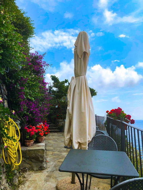 Atemberaubender Blick auf das Meer von der Terrasse des Belforte, eines der besten Restaurants der Cinque Terre in Italien. - Foto, Bild