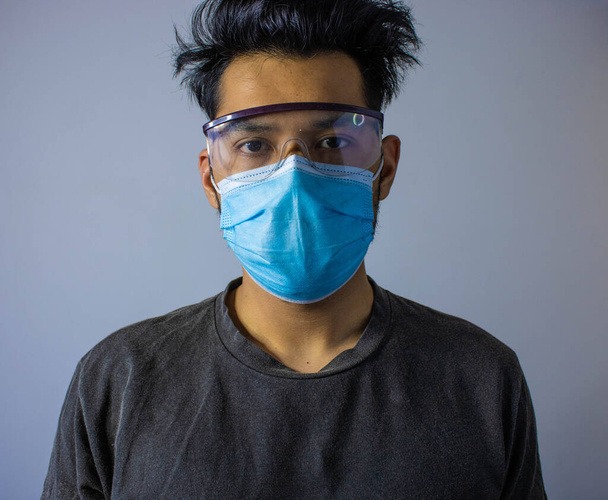 hombre trabajador con máscara y googles
 - Foto, Imagen