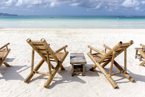bamboe stoelen op wit strand Boracay eiland, Filipijnen. - Foto, afbeelding