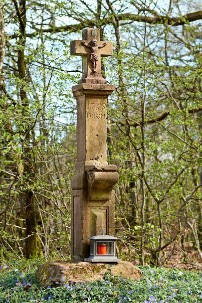 Kruispunt in de Eifel, Duitsland gefotografeerd in het voorjaar. - Foto, afbeelding