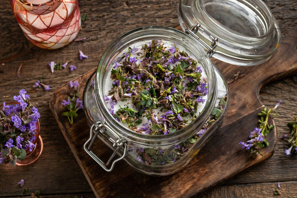 Preparation of a homemade herbal syrup against cough from fresh ground-ivy plant and sugar - Fotografie, Obrázek