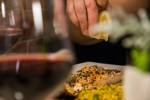 Kapanie sokiem z cytryny na pyszny filet rybny w restauracji - Zdjęcie, obraz