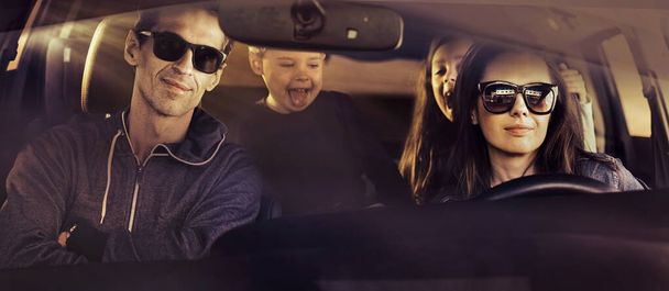 Портрет веселой семьи во время автомобильного путешествия
 - Фото, изображение
