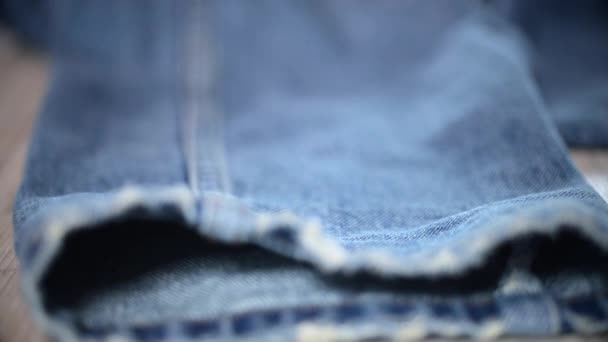 Calças de calça azul usadas
 - Filmagem, Vídeo