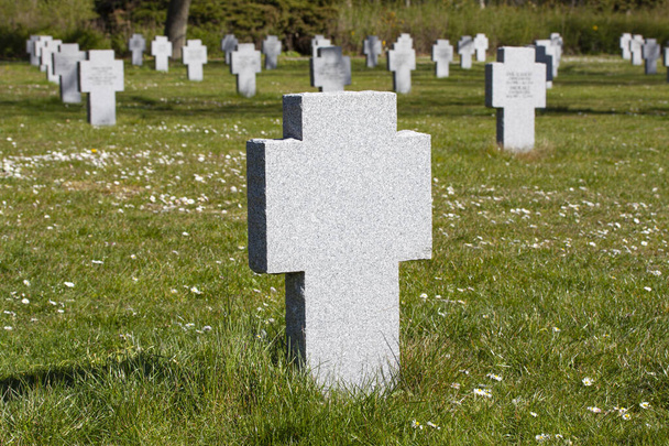 Campo lleno de cruces de piedra de granito blanco. Cementerio conmemorativo. Homenaje a los soldados caídos.  - Foto, imagen