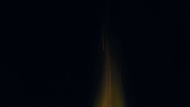 ボンファイアのマクロ写真が火花を散らします。炎が爆発し爆発する。爆発マイクロ輝きます。ミニ花火。まだ黒の背景に赤いカメラで撮影。美しい漏れオーバーレイ火花ポスター,バナー,壁紙,背景,テクスチャ. - 写真・画像