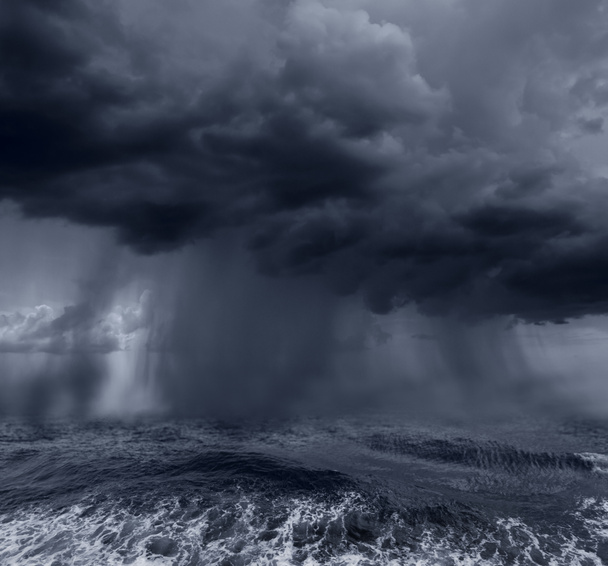 嵐の海 - 写真・画像