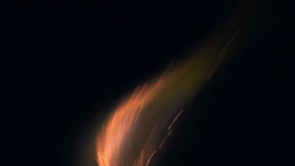 ボンファイアのマクロ写真が火花を散らします。炎が爆発し爆発する。爆発マイクロ輝きます。ミニ花火。まだ黒の背景に赤いカメラで撮影。美しい漏れオーバーレイ火花ポスター,バナー,壁紙,背景,テクスチャ. - 写真・画像