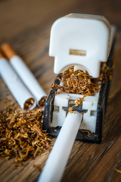 χειροποίητα τσιγάρα στο σπίτι με χειροκίνητο μηχάνημα - Φωτογραφία, εικόνα