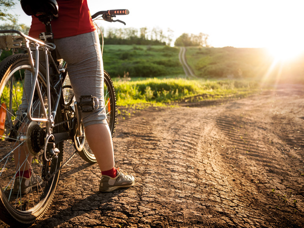 kerékpározás a nyári nő - Fotó, kép