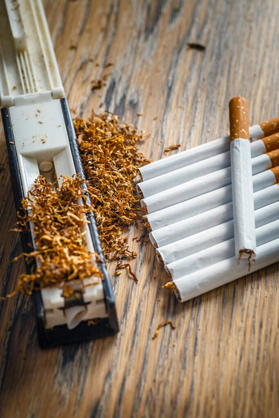 cigarrillos hechos a mano en casa utilizando una máquina manual - Foto, Imagen