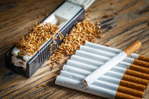 ručně vyráběné cigarety doma pomocí ručního stroje - Fotografie, Obrázek