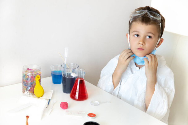 Smart little boy doing chemistry experiments at home - 写真・画像