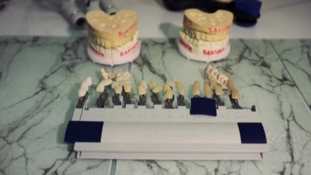 fogsor és fogászati implantátum a fogorvosi rendelőben - Felvétel, videó