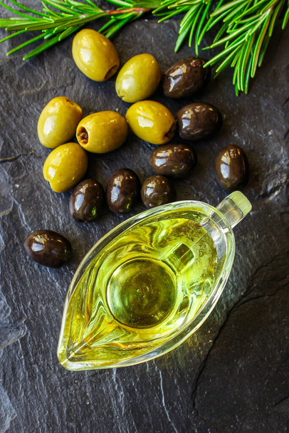 olive antipasto all'olio, spremute a freddo, menu concept food background. vista dall'alto. copiare spazi di testo per testo keto o paleo dieta
 - Foto, immagini