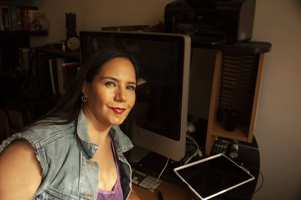 Frau, die von zu Hause aus arbeitet: Coworking in Mexiko-Stadt gegen Pandemie - Foto, Bild