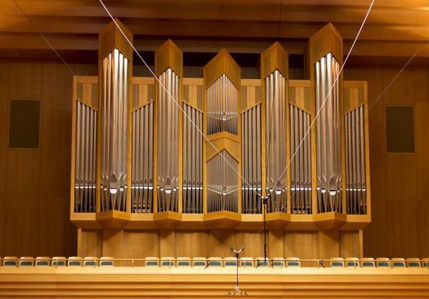 Σωλήνες οργάνων σε μια μεγάλη αίθουσα συναυλιών. Μουσικό όργανο. Μέγα Μέγαρο Μουσικής. Κλασική μουσική - Φωτογραφία, εικόνα