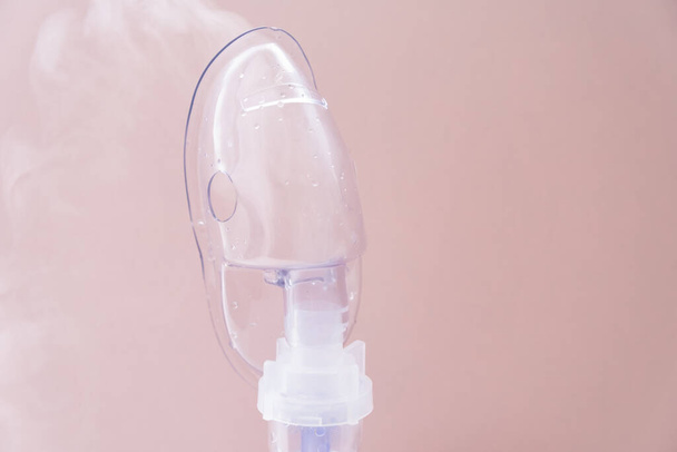 Medical equipment and drugs for asthma. Nebulizer, inhaler, pad, nebula, anti-inflammatory drugs for asthma. Bronchi asthma, allergy concept. - Foto, Imagen