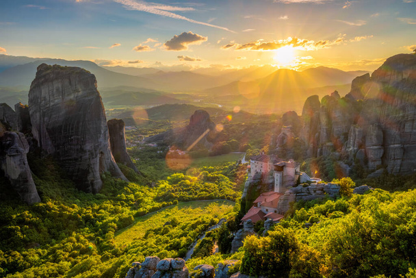 Tramonto sui monasteri di Meteora - Foto, immagini
