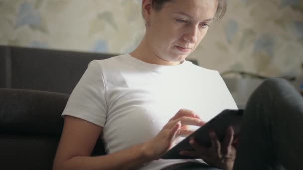 Mulher usar tablet digital em casa
 - Filmagem, Vídeo