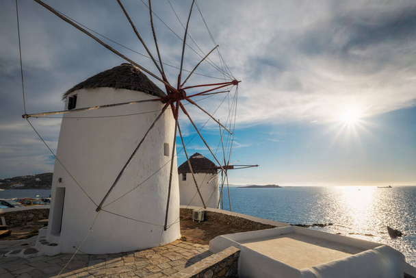 Mulini a vento tradizionali greci sull'isola di Mykonos all'alba, Cicladi, Grecia - Foto, immagini