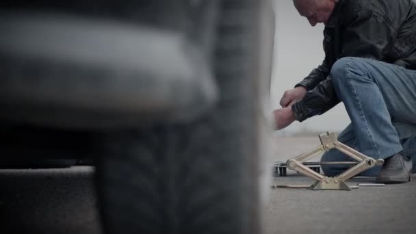 un uomo anziano cambia autonomamente la ruota della sua auto in mezzo all'autostrada
 - Filmati, video