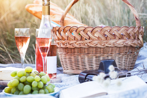 Lato - prowansalskim piknik na łące. kieliszków wina w tle baske piknik - Zdjęcie, obraz