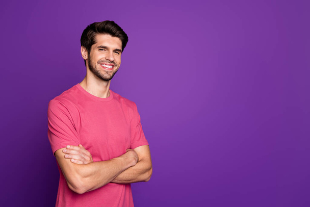Photo of macho guy perfect appearance neat hairdo bristle young chief boss arms crossed beaming friendly smiling wear casual pink t-shirt isolated purple color background - Fotoğraf, Görsel