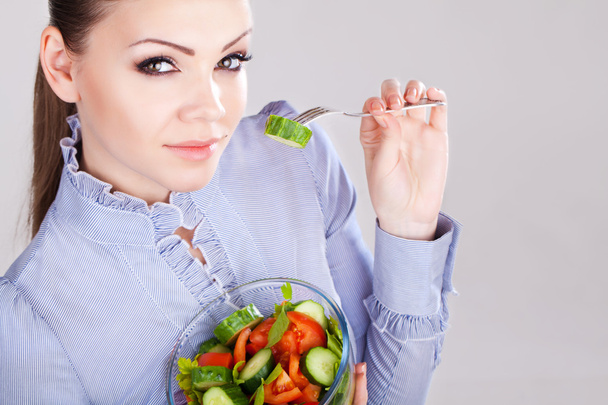 新鮮野菜のサラダを食べてきれいな女の子のクローズ アップ - 写真・画像