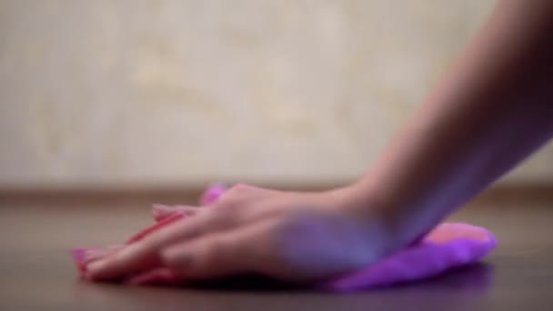 Καθαρισμός πατώματος με ροζ κουρέλι μικροϊνών, γυναικείο χέρι close up - Πλάνα, βίντεο