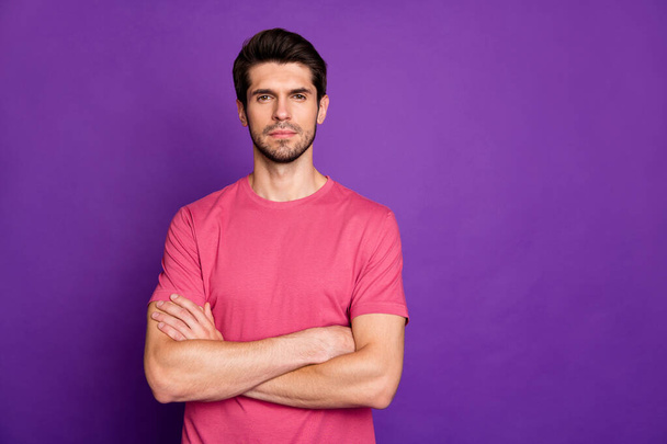 Photo of macho guy serious perfect appearance neat hairdo bristle young chief boss arms crossed not smiling wear casual pink t-shirt isolated purple color background - Foto, Bild
