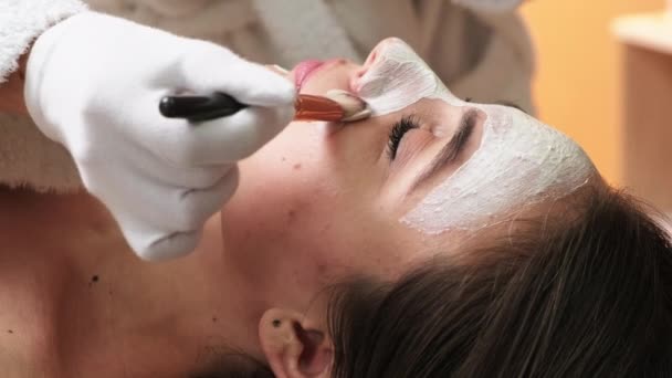 Fiatal szépség látogatások spa szalon és kap arc maszk arcbőr ellátás - Felvétel, videó