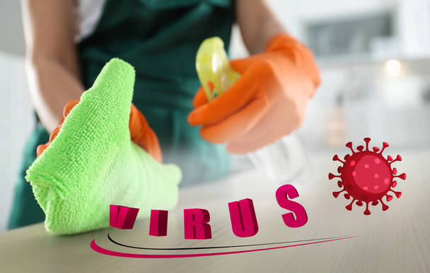 Limpieza vs virus. Mesa de lavar mujer con trapo y solución desinfectante
 - Foto, imagen