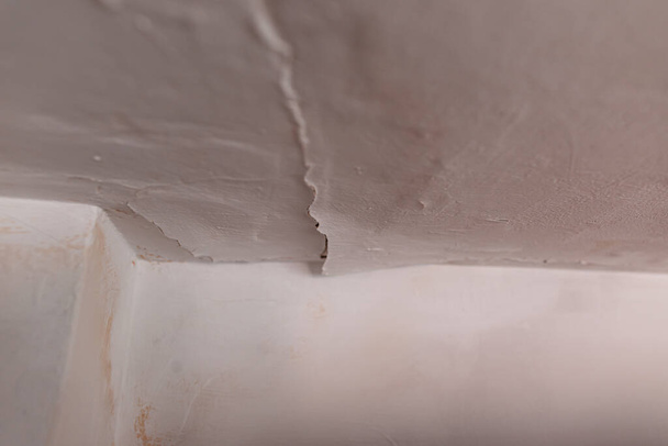屋根の漏れの結果、天井に剥離塗料。漏水管による損傷した天井は、無資格配管工によって完成した標準以下の配管の結果です。一般住宅保険金請求権. - 写真・画像