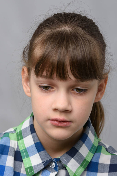 Portret smutnej dziesięcioletniej dziewczynki o europejskim wyglądzie, zbliżenie - Zdjęcie, obraz