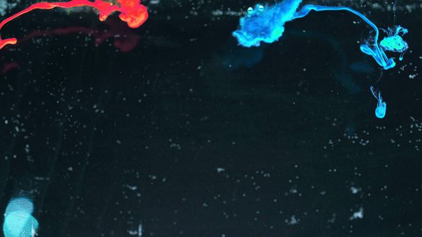 Makro valokuva ampua värikäs Muste vedessä. Power magic monivärinen vedenalainen maali laskee tausta. Punainen kamera julisteen taustalla. Kaunis tapetti
. - Valokuva, kuva