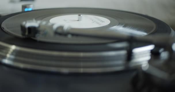 10-Zoll-Vinyl-Platte Single-Abspielen - während der Quarantäne zu Hause analoge Musik hören - Filmmaterial, Video