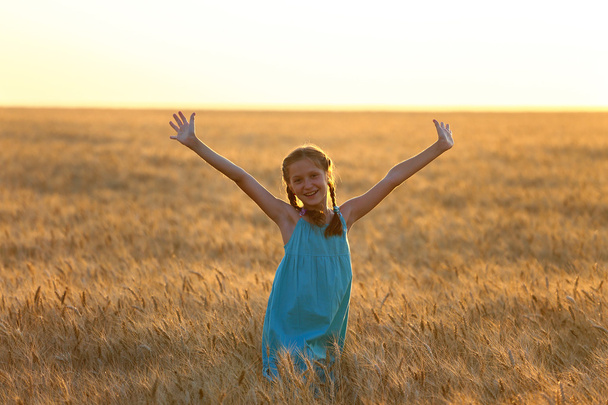 girl on a wheat field - Foto, Imagem