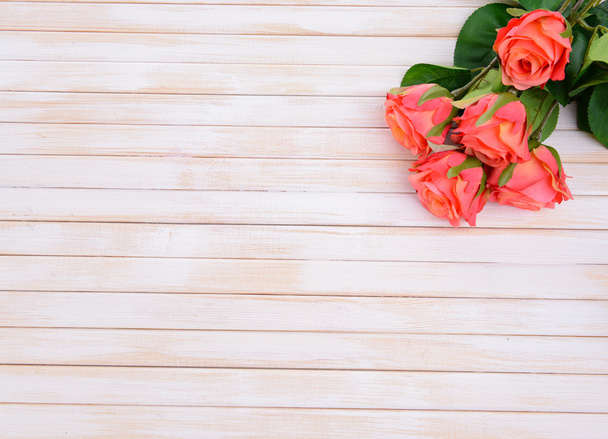 bukiet pięknych kwiatów sztucznych, na tle drewniane - Zdjęcie, obraz