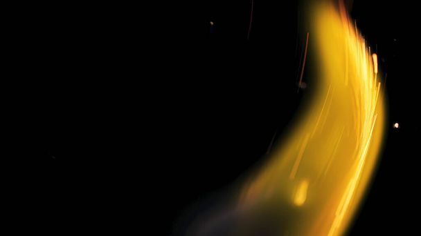 Makrofoto von Bonfire funks. Feuerflammen lodern, lodern. Explosionsartige Mikrofunkeln. Mini-Feuerwerk. Dreharbeiten auf roter Kamera noch auf schwarzem Hintergrund. Schöne Lecks Overlay Funke Poster, Banner, Tapete, Hintergrund, Textur. - Foto, Bild