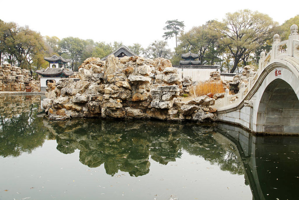 Κινέζικο κλασικό κήπο, υπάρχει ένα περίπτερο και λίμνες, είναι πολύ όμορφη - Φωτογραφία, εικόνα