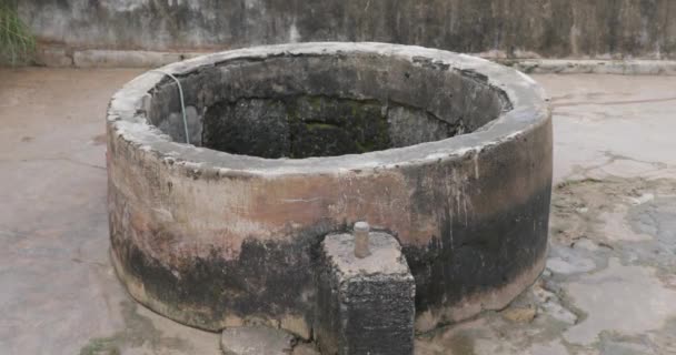 un vieux puits, le fond d'un puits, puits d'eau douce en Asie. Vidéo 4K
 - Séquence, vidéo