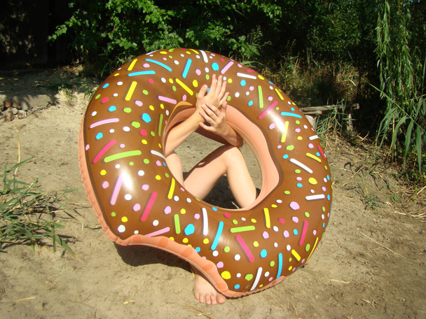 opblaasbare cirkel in de vorm van een donut voor entertainment op het water - Foto, afbeelding
